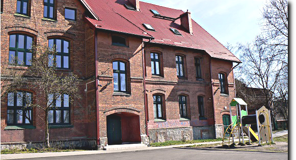Zdjęcie budynku MBP CIS - Centrum Inicjatyw Społecznych Stara Bykowina od strony podwórka